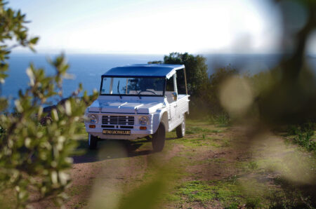 Vue sur la mer depuis votre Méhari blanche