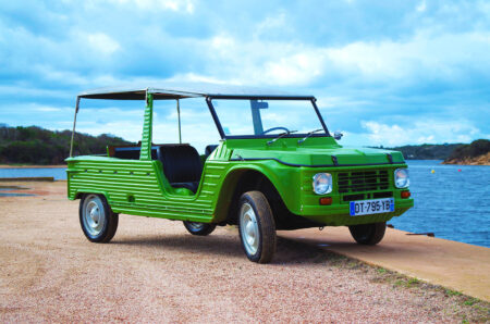 Méhari verte en bord de mer