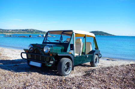 Mini Moke sur la plage de Saint-Cyprien